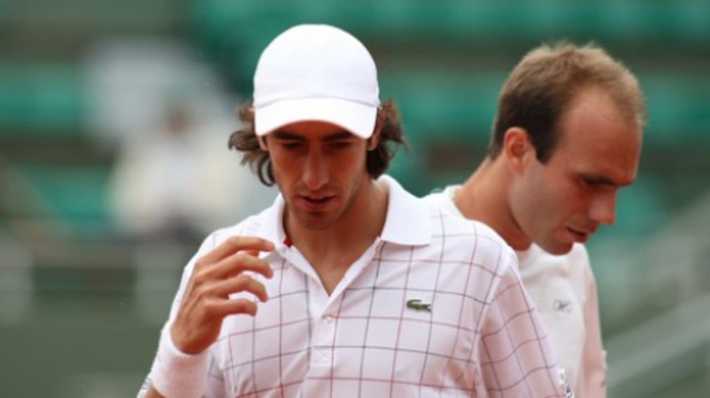 Pablo Cuevas and Luis Horna shocked third seeds Mahesh Bhupathi and Mark Knowles in Shanghai on Thursday to book their semi-final spot at the Masters Cup.