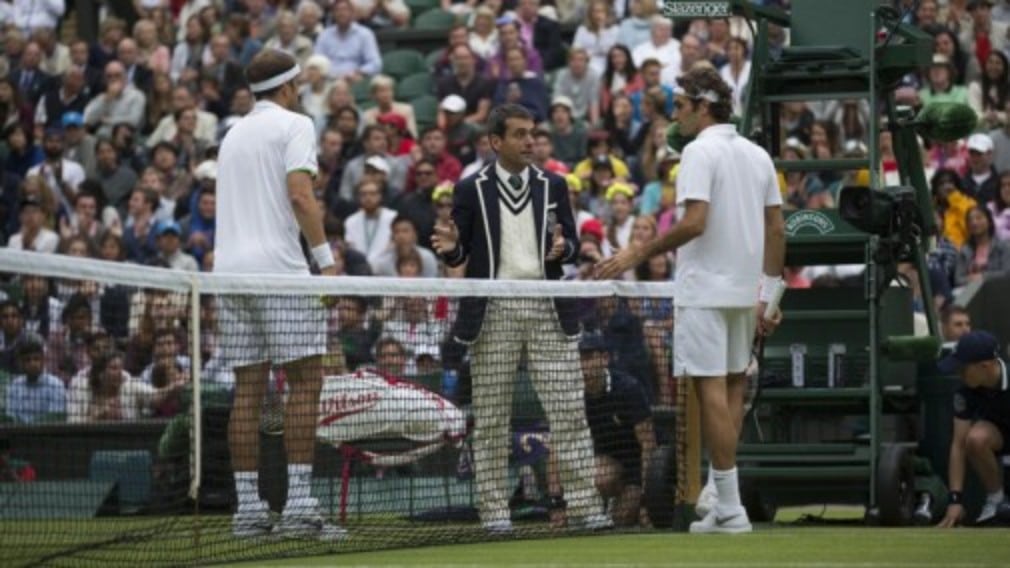 Roger Federer reached the third round of Wimbledon with a convincing 6-3 7-5 6-3 victory over Gilles Muller in the first match played under the Centre Court roof this year