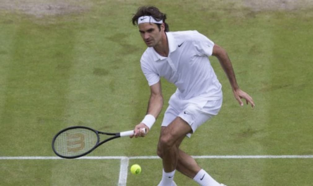 Roger Federer kept his bid for an eighth Wimbledon title on track with a 3-6 7-6(5) 6-4 6-4 quarter-final victory over Stan Wawrinka