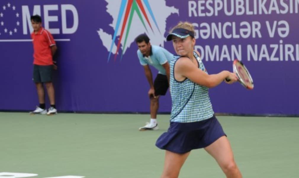Defending champion Elina Svitolina set up a semi-final meeting with former French Open champion Francesca Schiavone at the Baku Cup on Friday