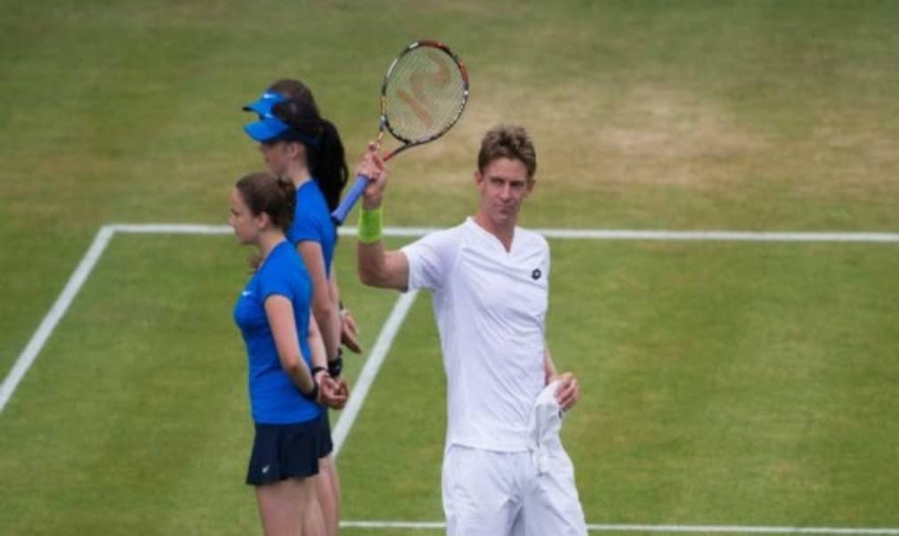 Kevin Anderson defeated Gilles Simon 6-3 6-7 (6) 6-3 at Queens Club on Saturday to reach his first grasscourt final