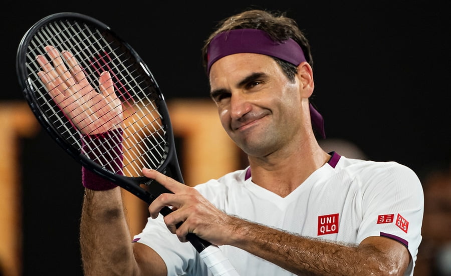 Roger Federer salutes crowd