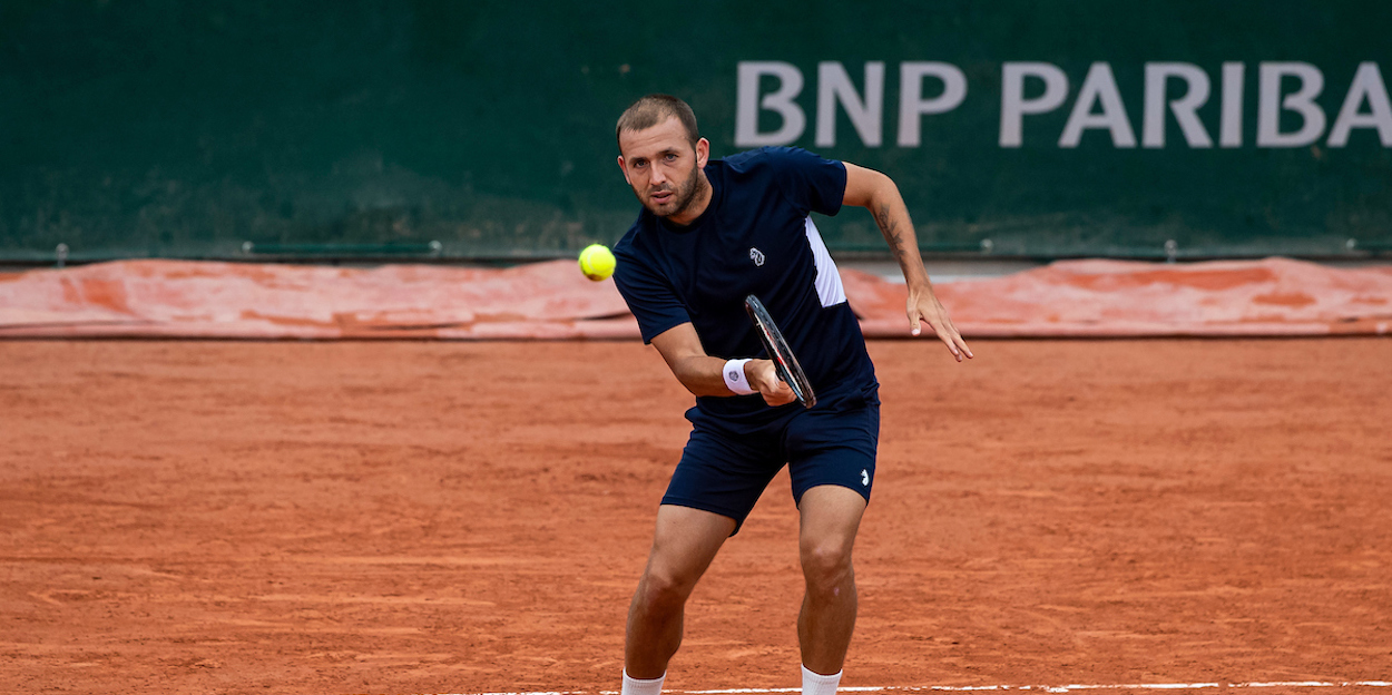 Dan Evans plays forehand at French Open 2020
