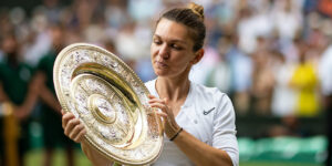 Simona Halep Wimbledon trophy 2019